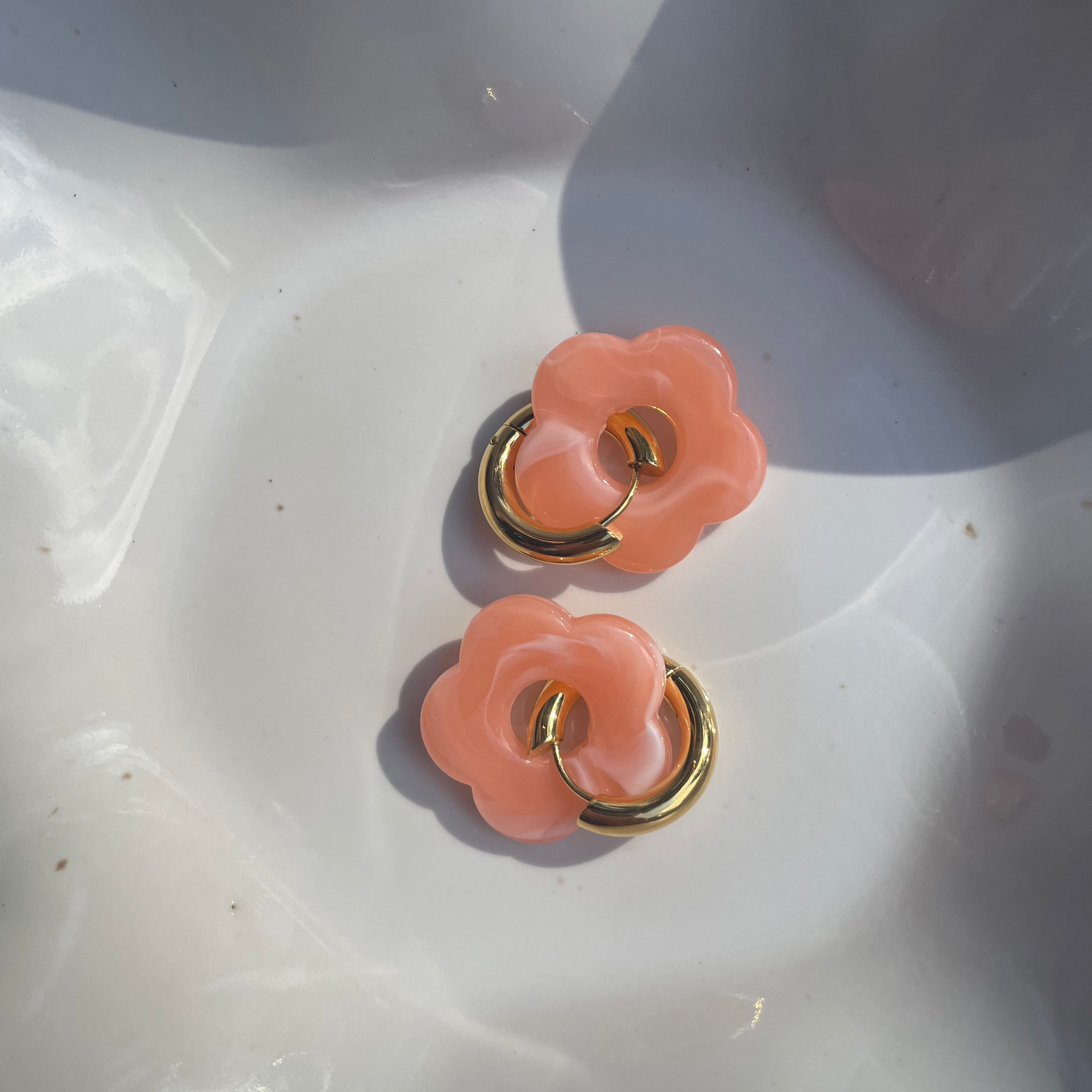 Lulea Blossom · Acrylic flower earrings with stainless steel ring