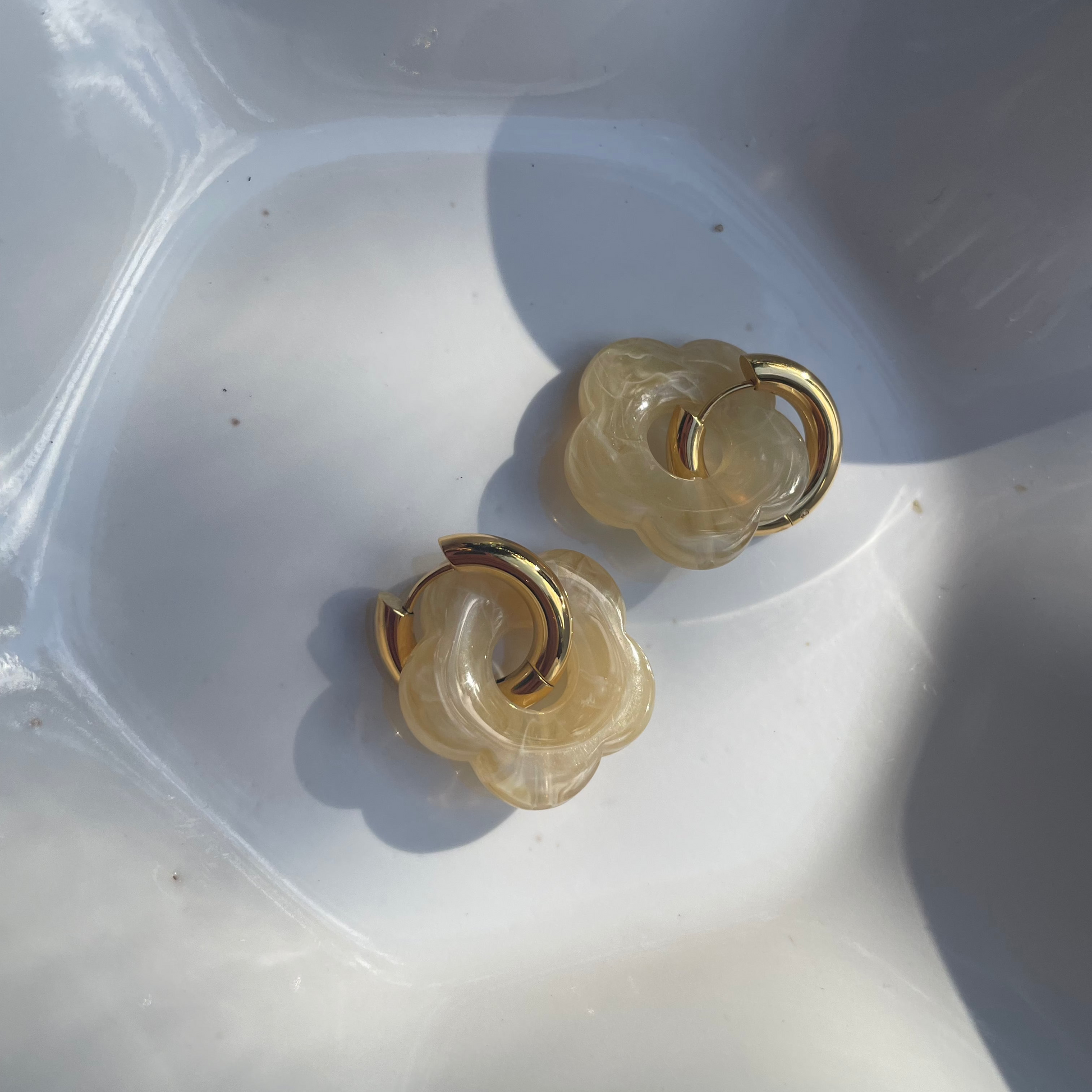 Lulea Blossom · Acrylic flower earrings with stainless steel ring