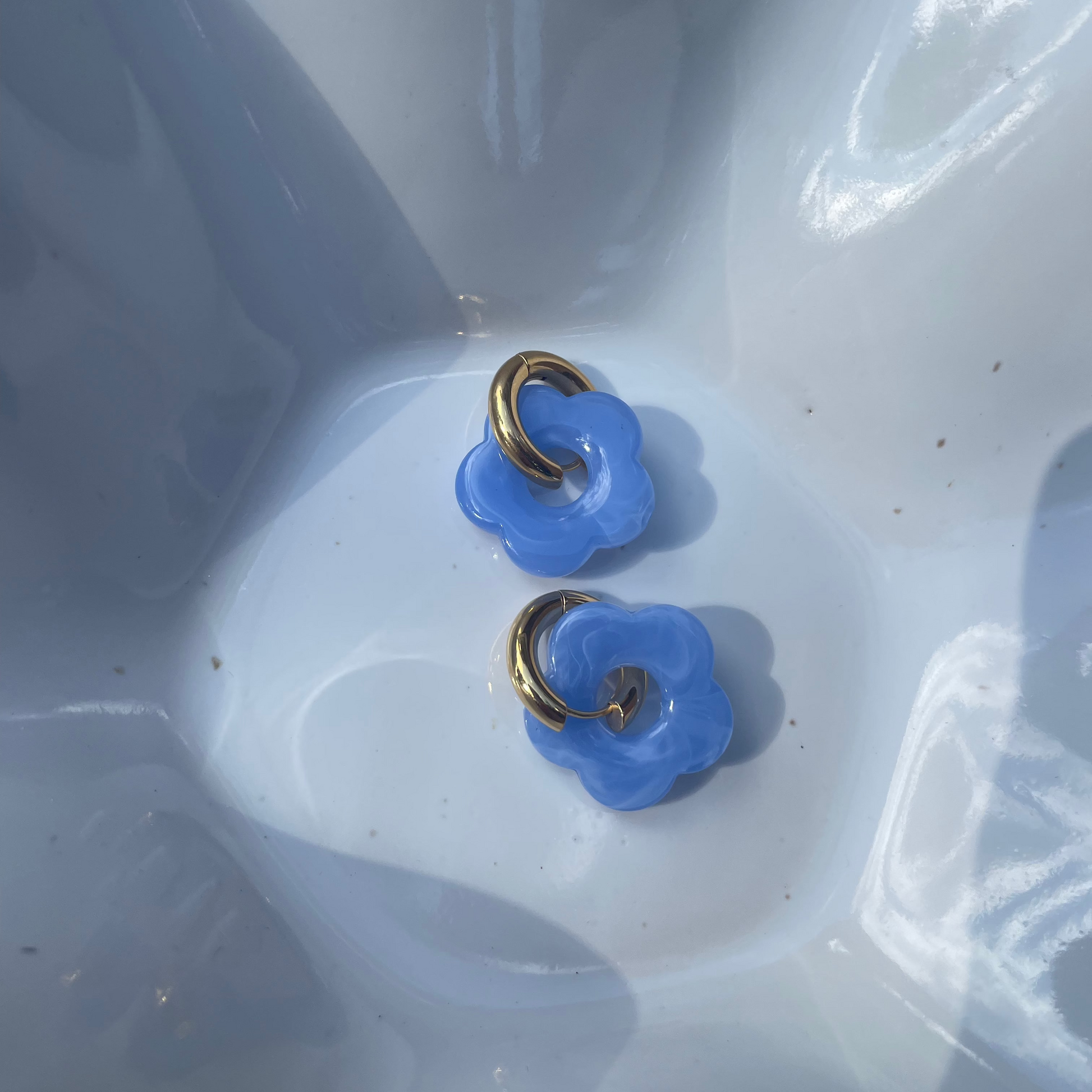 Lulea Blossom · Acrylic flower earrings with stainless steel ring