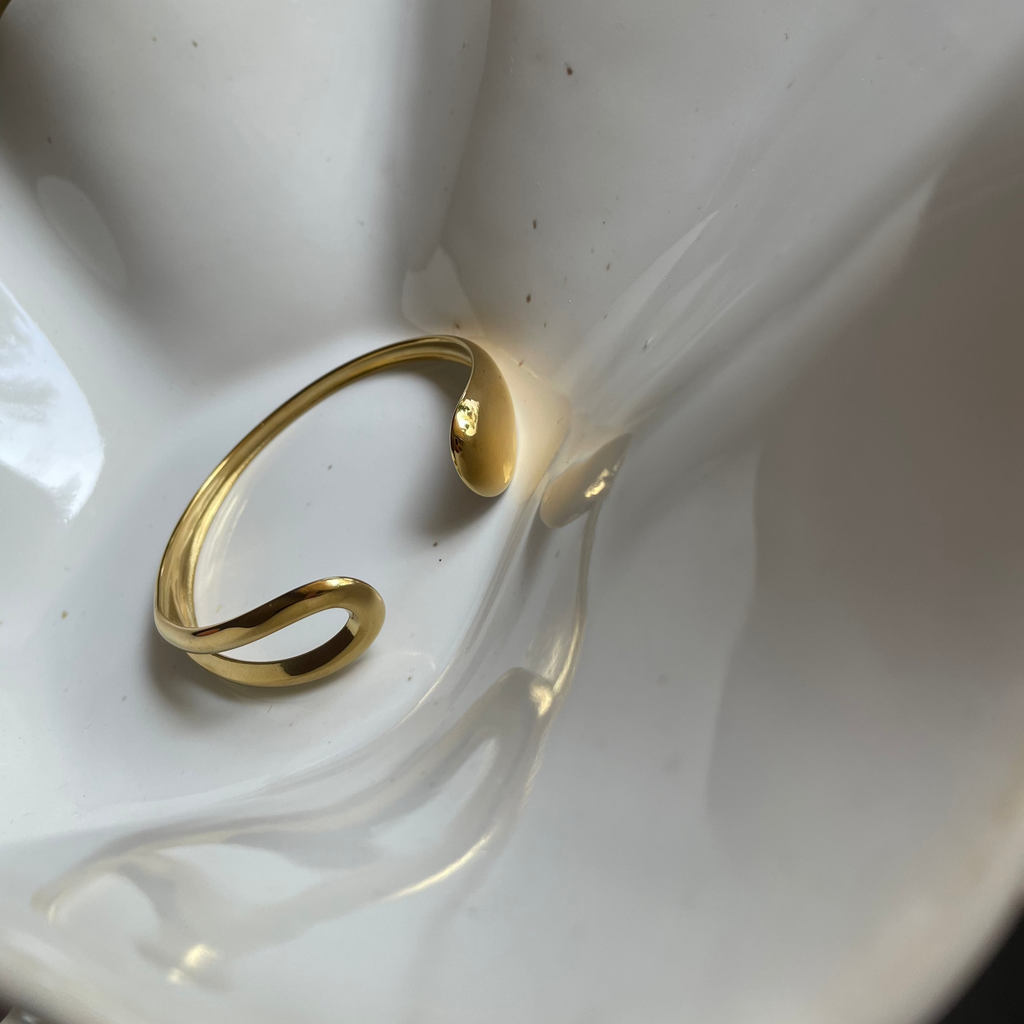Noura · Eleganter Armreifen mit weicher Form · 18k vergoldet