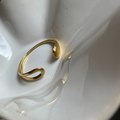 Noura · Bracelet élégant à la forme douce · Plaqué or 18 carats