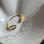Noura · Bracelet élégant à la forme douce · Plaqué or 18 carats
