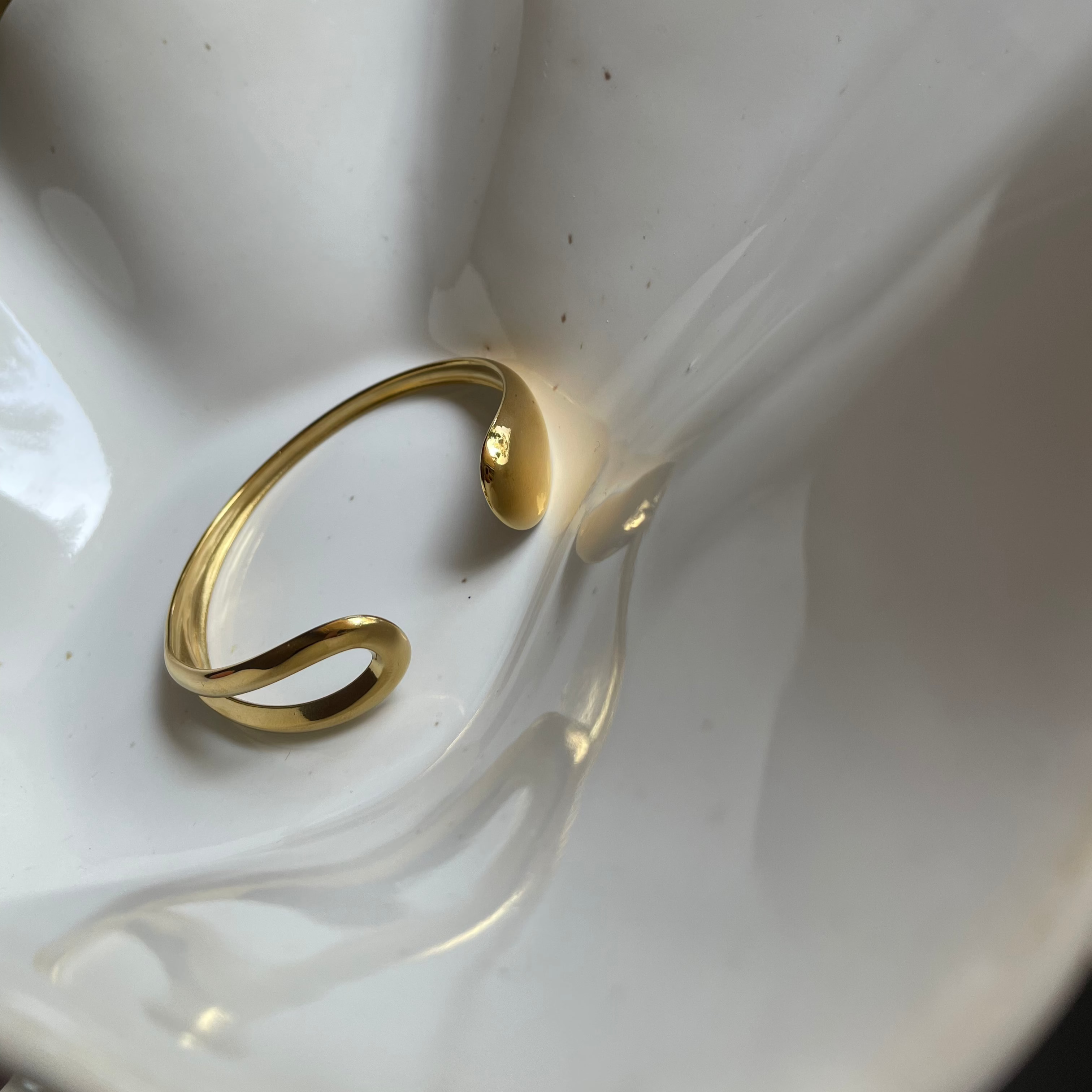 Noura · Bracelet élégant à la forme douce · Plaqué or 18 carats