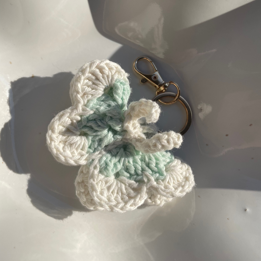 Butterfly Bloom · Handgemachter Schlüsselanhänger aus 100% Baumwolle
