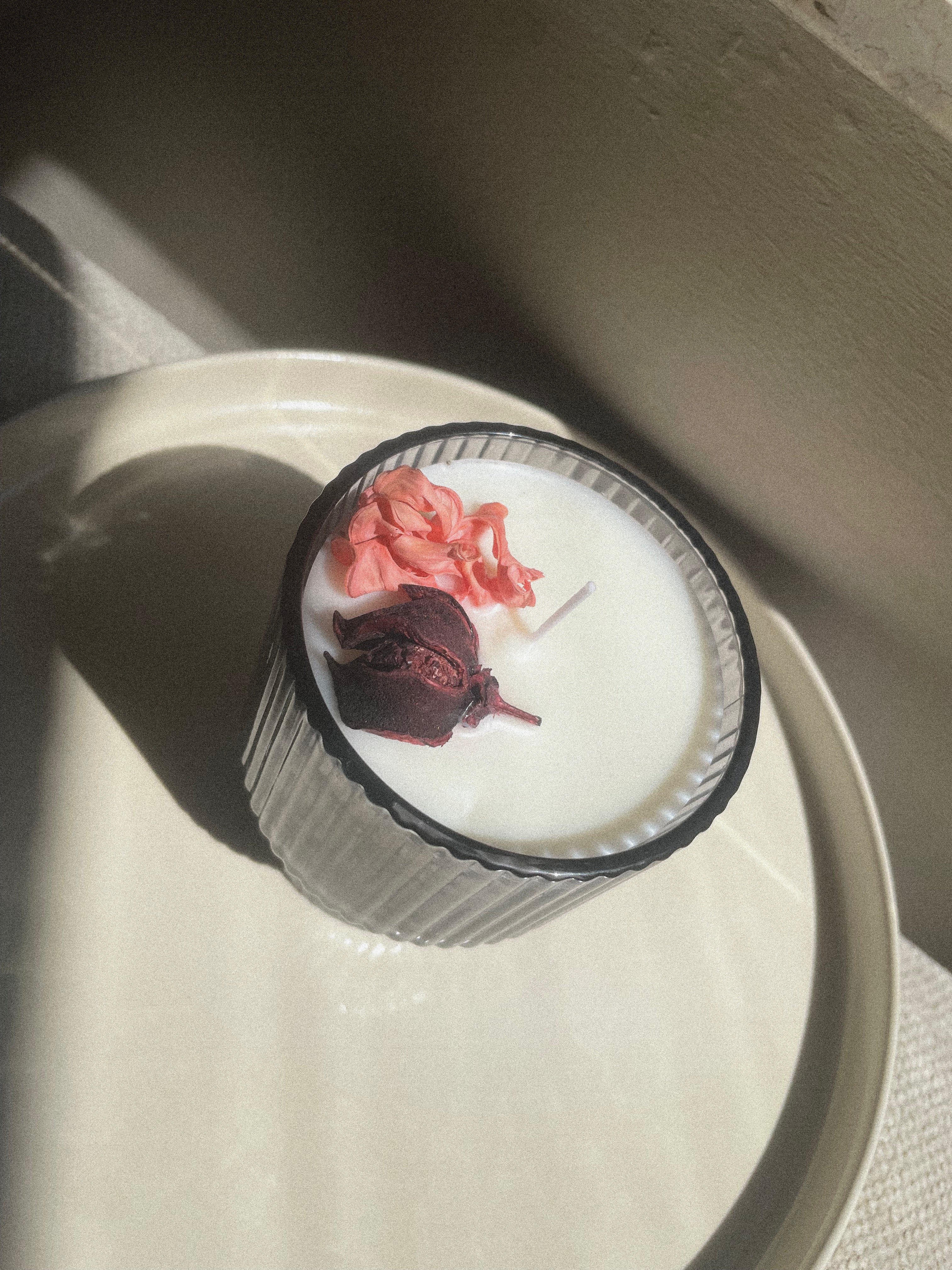 Smoke Rose · Duftkerze mit botanischen Blüten · Limited Edition