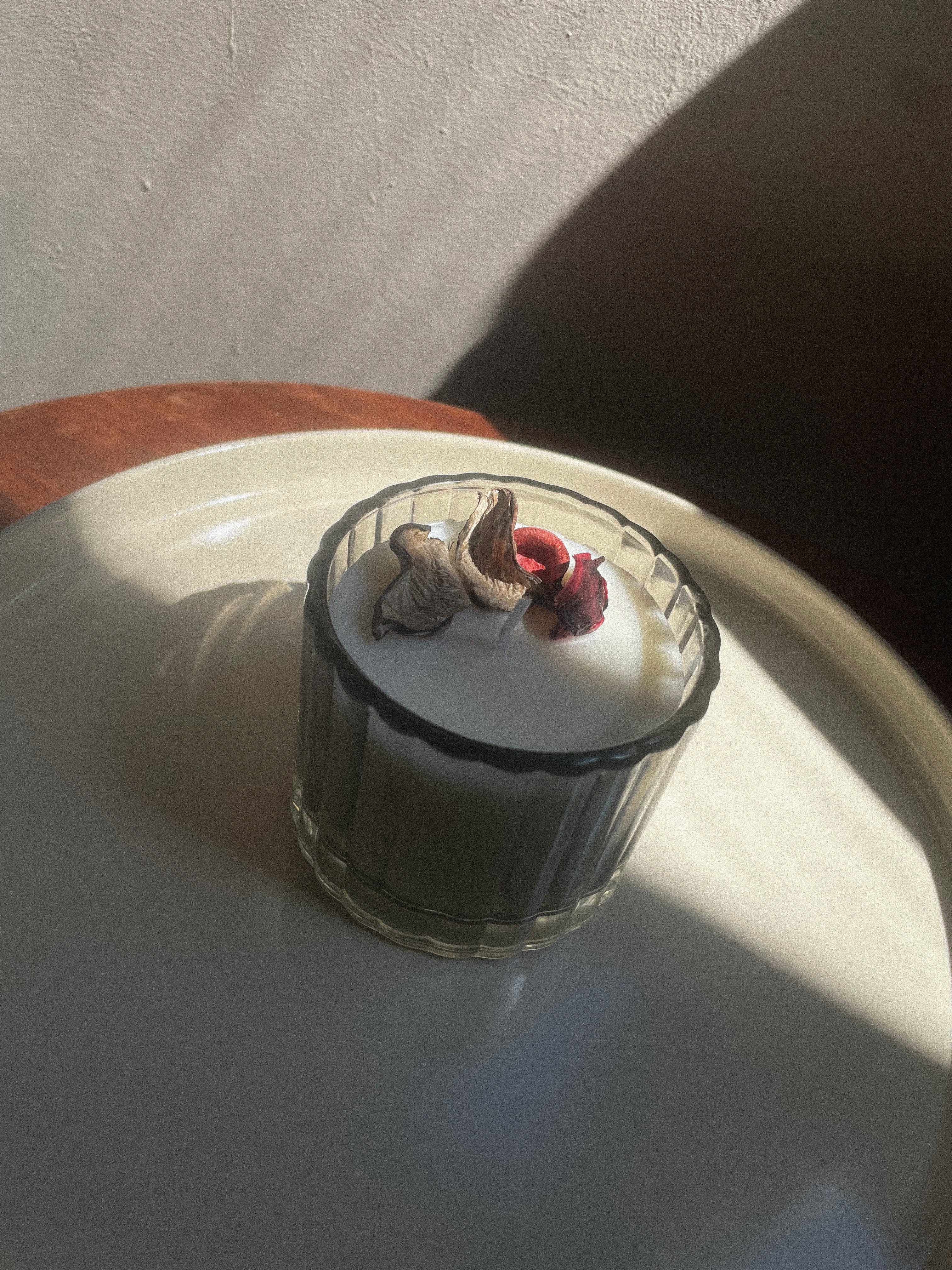 Rose Whisper · Mini Duftkerze mit botanischen Blüten · Limited Edition
