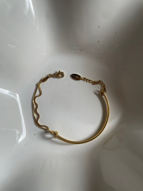 Amani · Doppelketten-Armband mit filigranem Knoten · 18k vergoldet