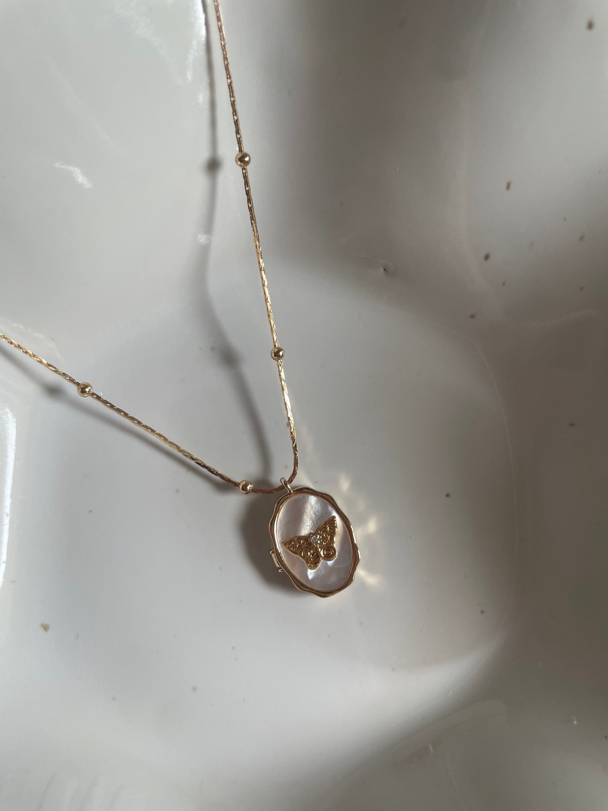 Ameerah · Butterfly Medaillon zum Aufklappen · 18k vergoldet
