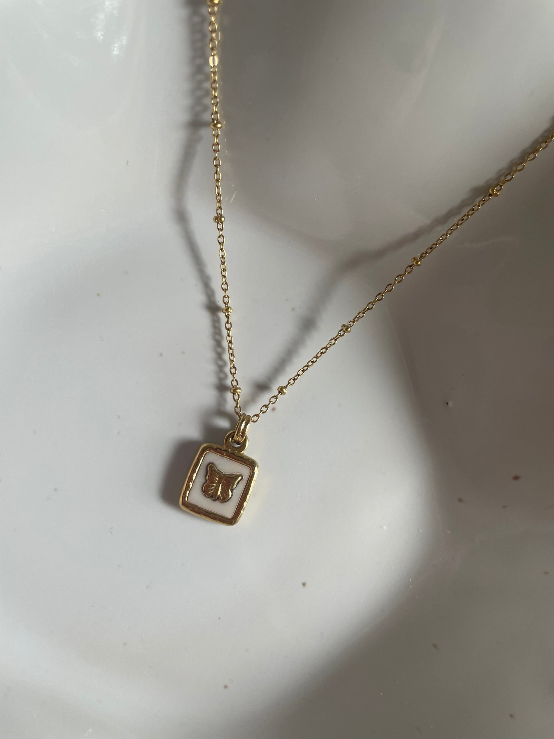 Ayla · Butterfly pendant in gold frame