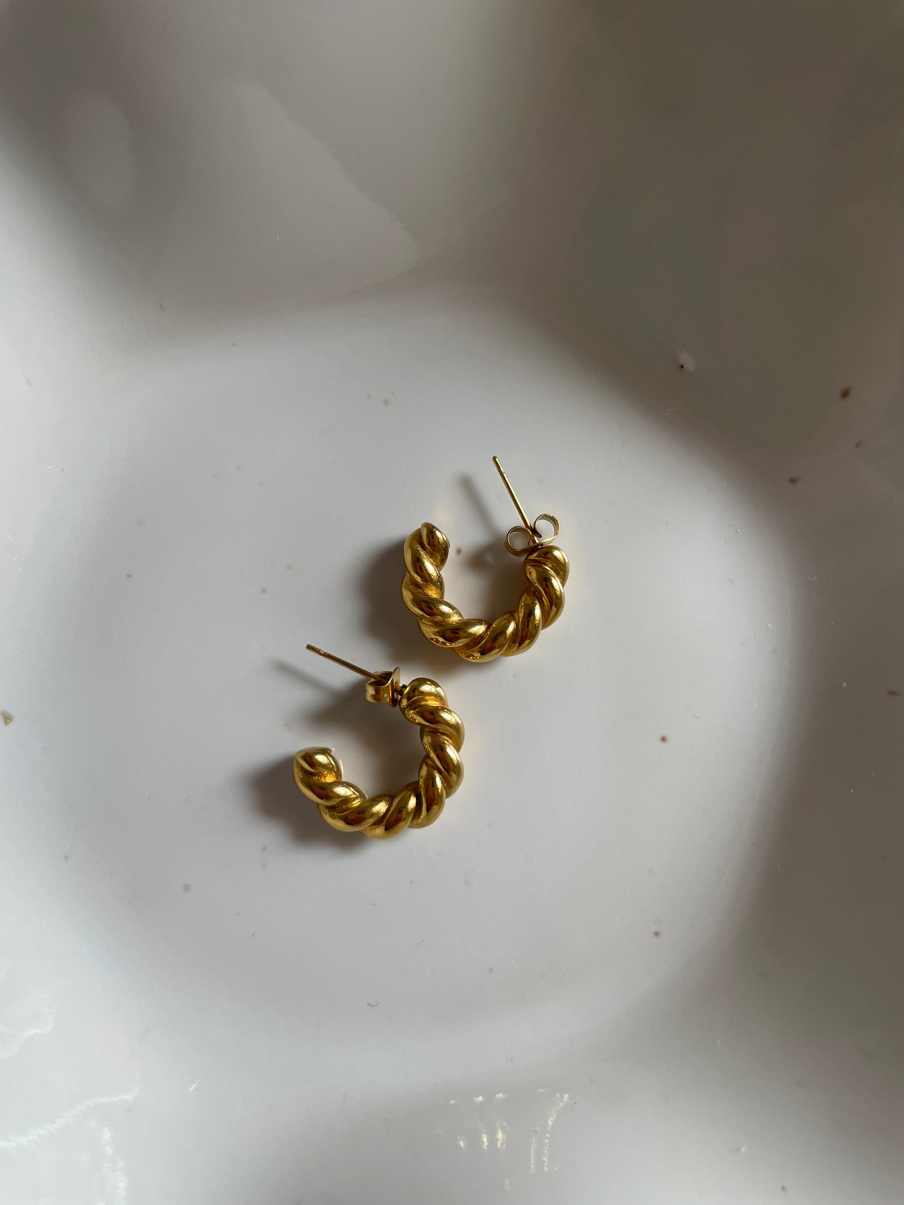 Boucles d'oreilles torsadées YUNALY · Plaqué or 18 carats · Acier inoxydable