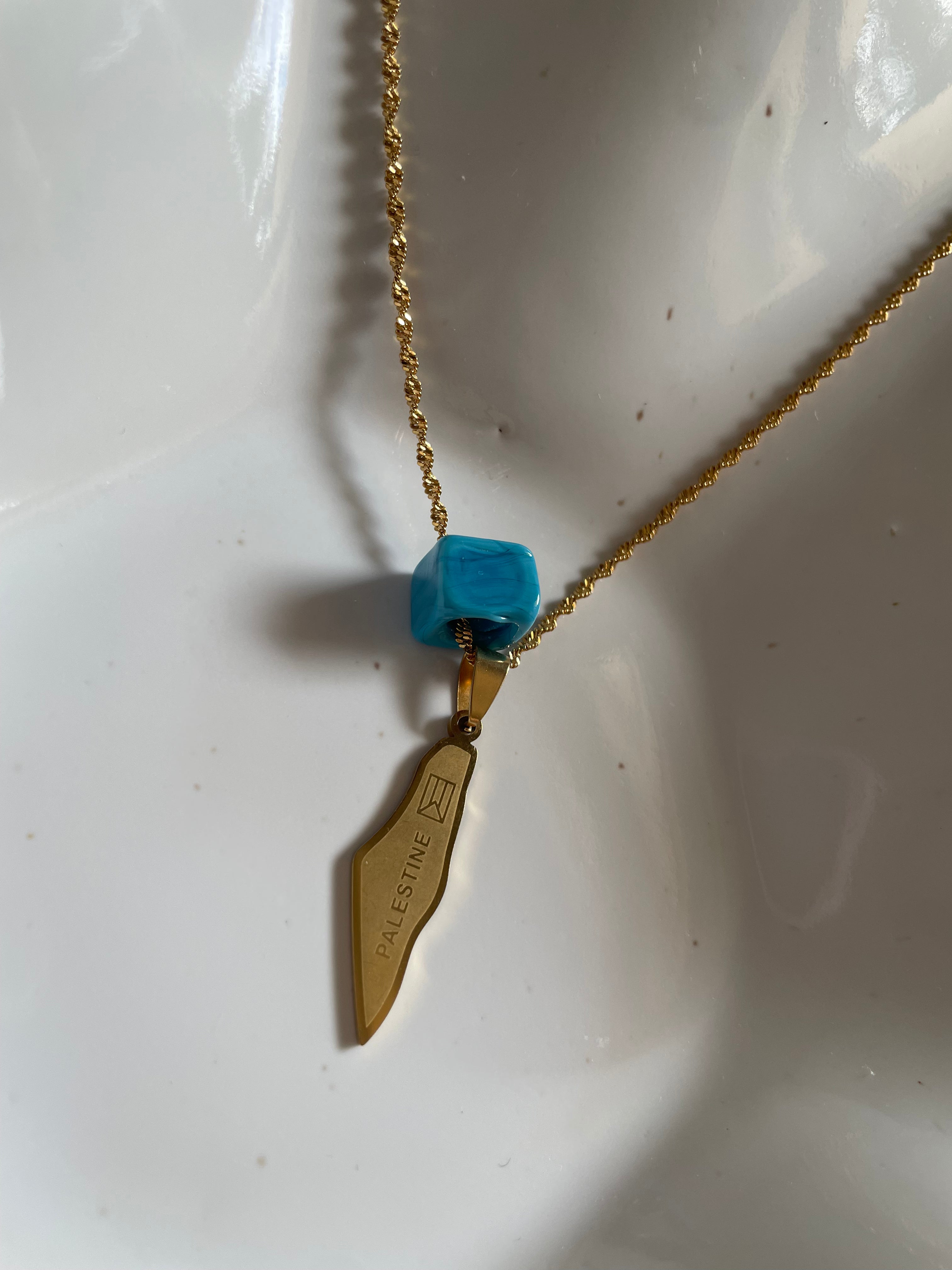 YUNALY · Pendentif Palestine avec perle de verre bleue · Carte