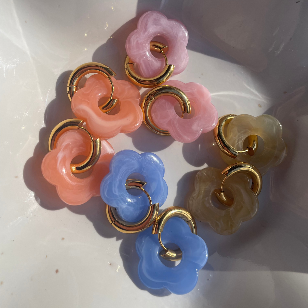 Lulea Blossom · Acrylblüten Ohrringe mit Edelstahlring