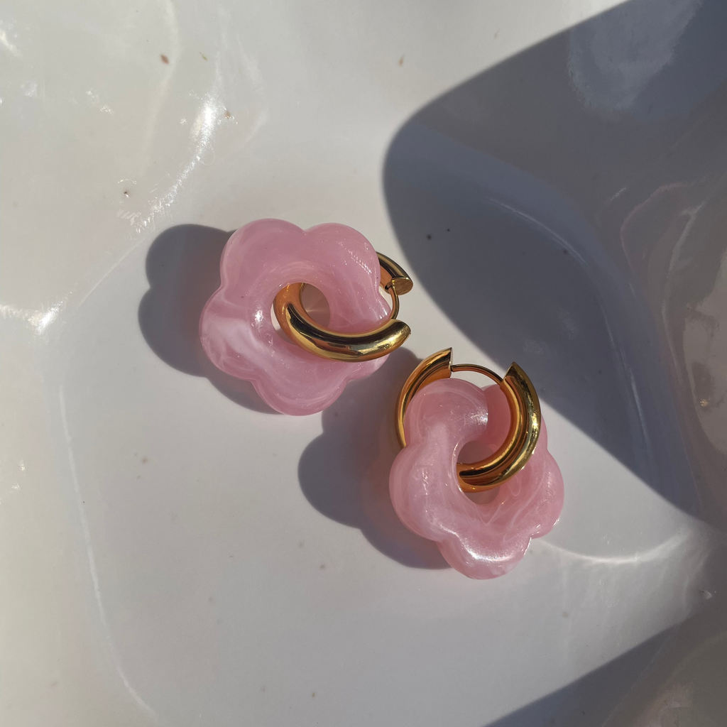 Lulea Blossom · Acrylblüten Ohrringe mit Edelstahlring