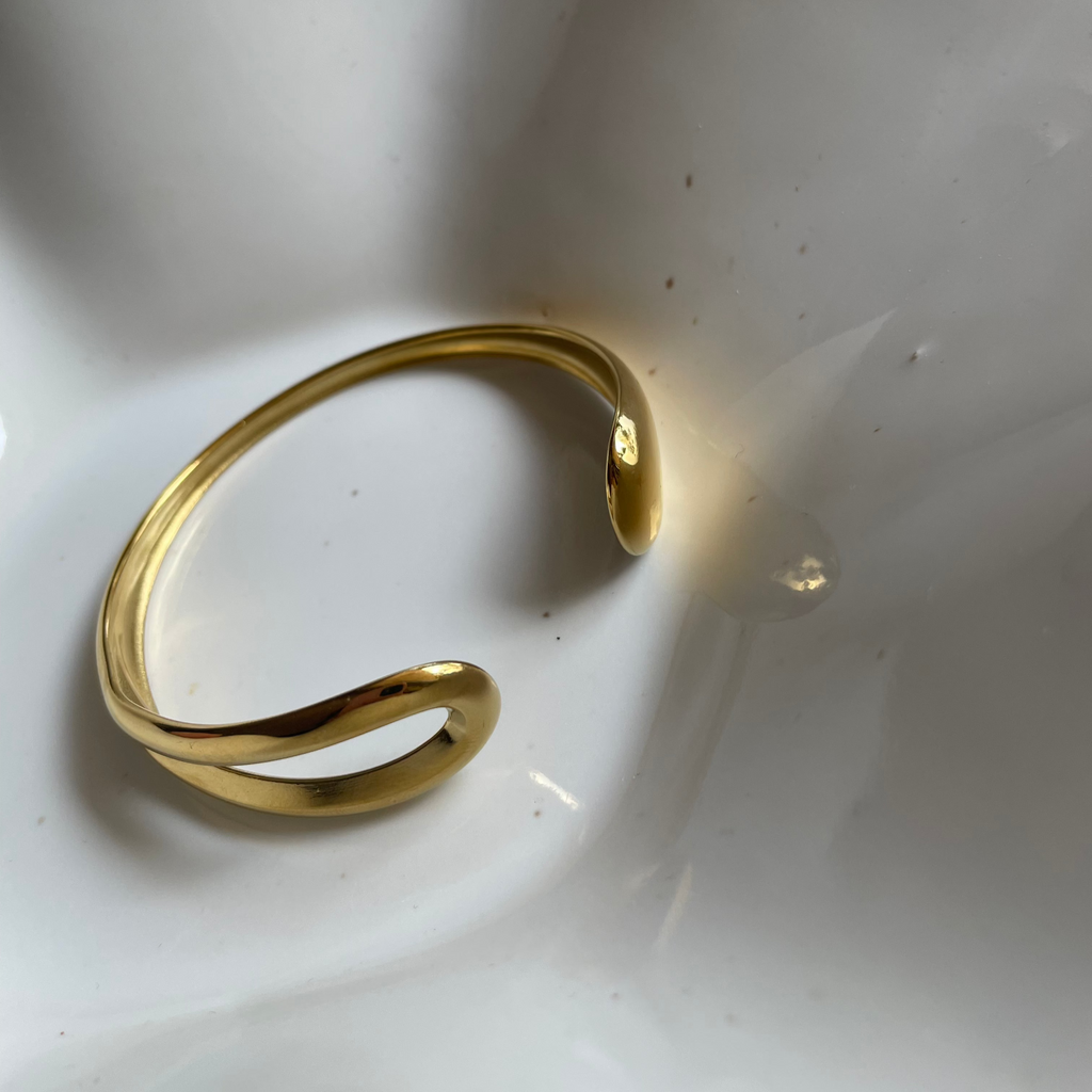 Noura · Eleganter Armreifen mit weicher Form · 18k vergoldet