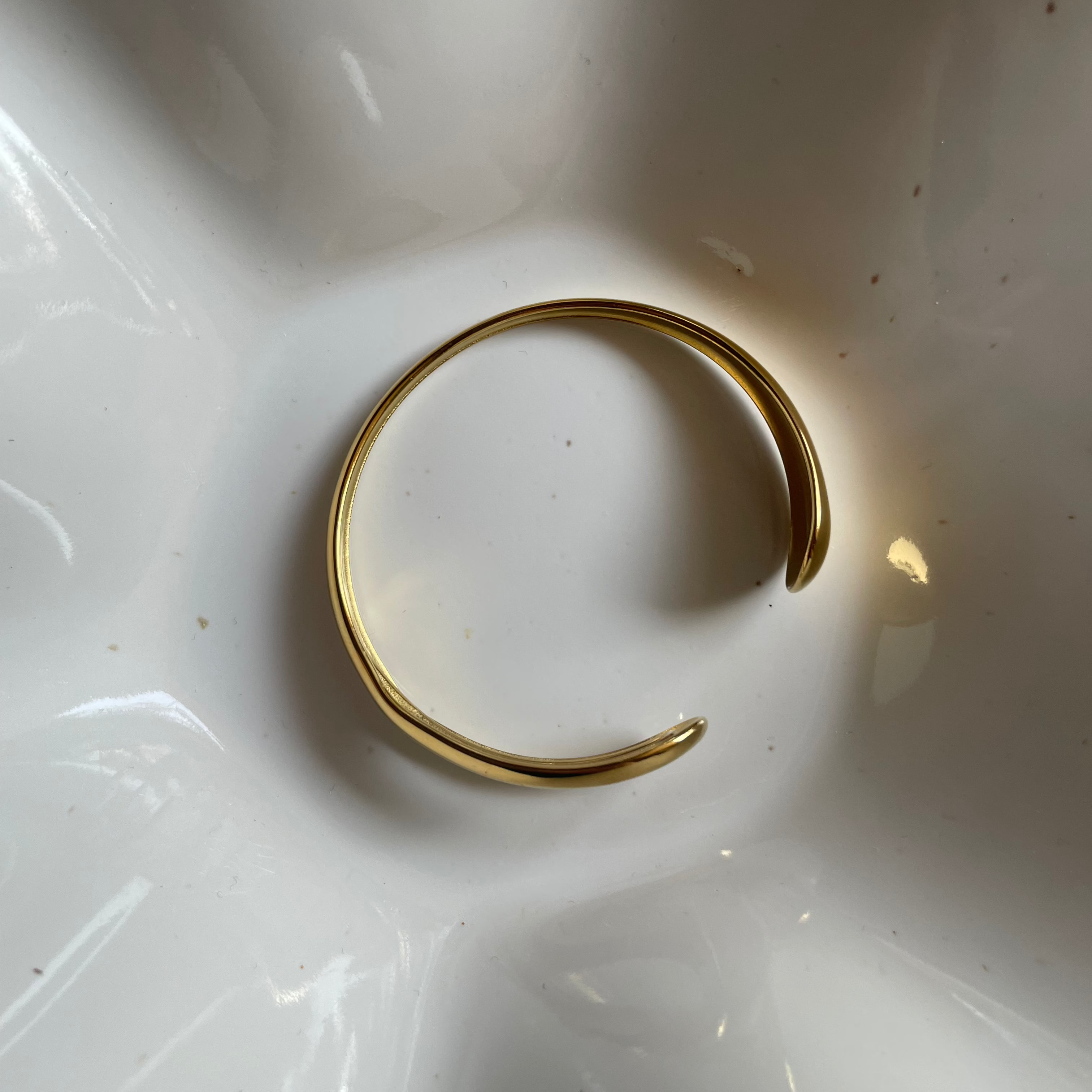 Noura · Bracelet élégant à la forme douce · Plaqué or 18 carats