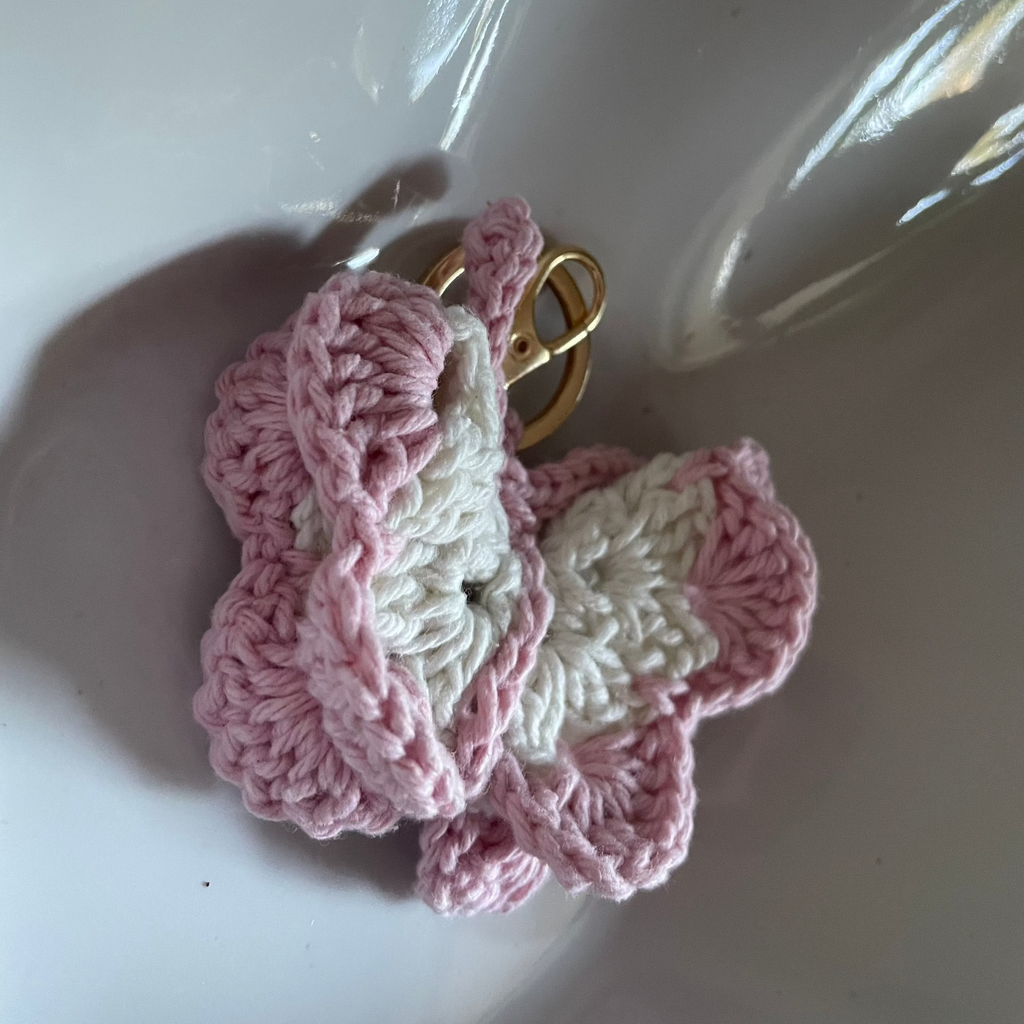 Butterfly Bloom · Handgemachter Schlüsselanhänger aus 100% Baumwolle