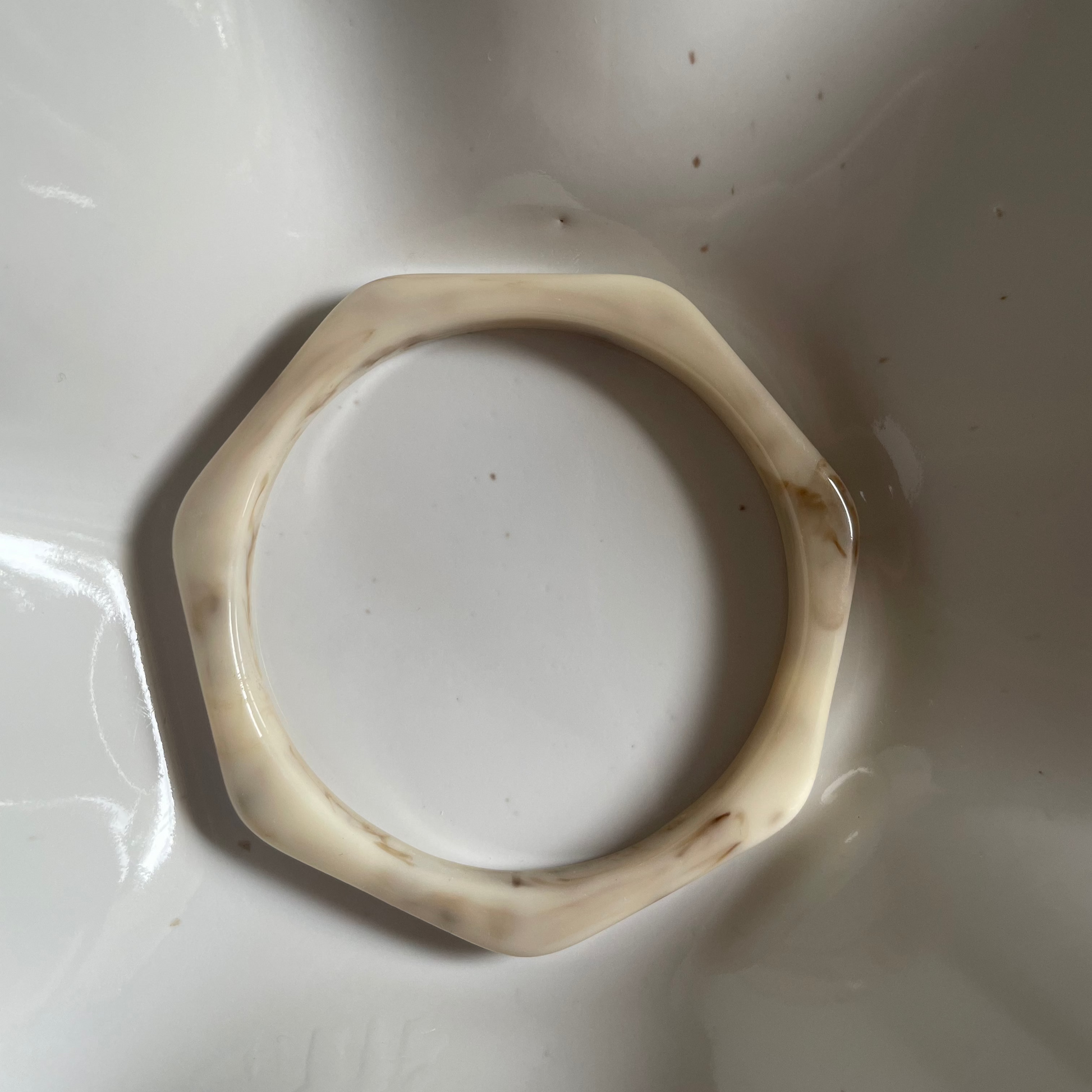 Safaa · Acryl Armreifen in zarter Form