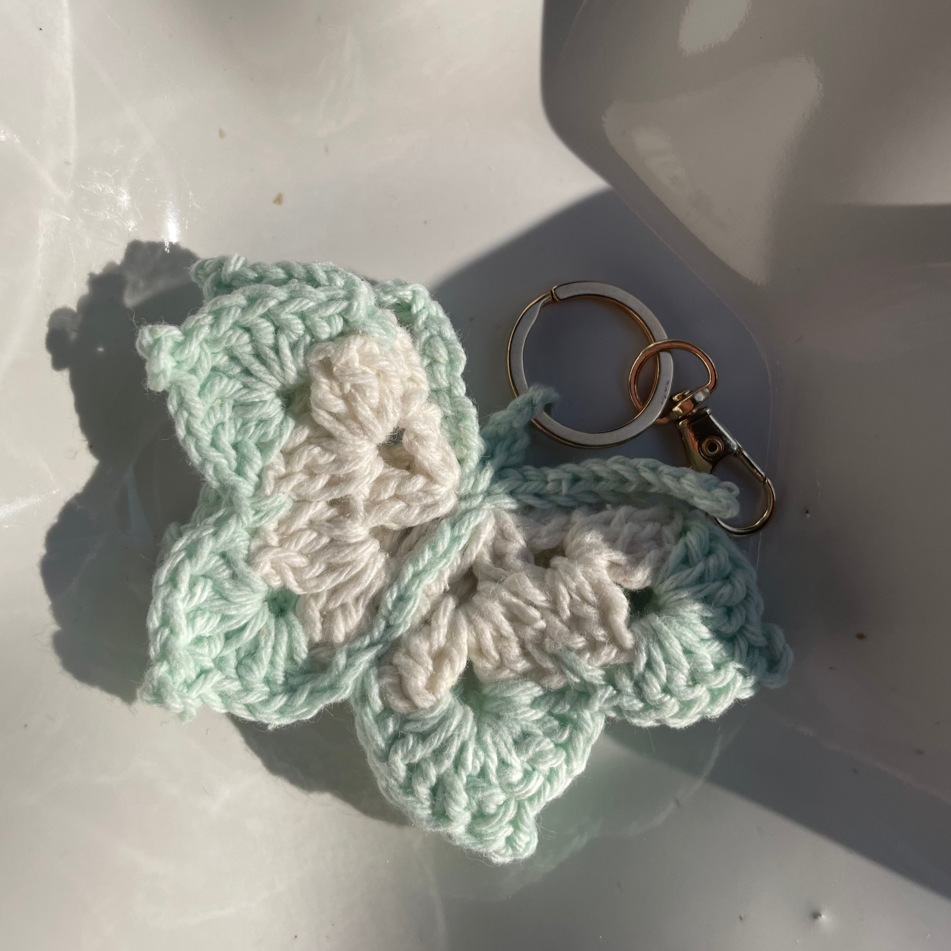 Butterfly Bloom · Handgemachter Schlüsselanhänger aus 100% Baumwolle