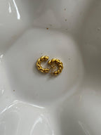 Boucles d'oreilles torsadées YUNALY · Plaqué or 18 carats · Acier inoxydable