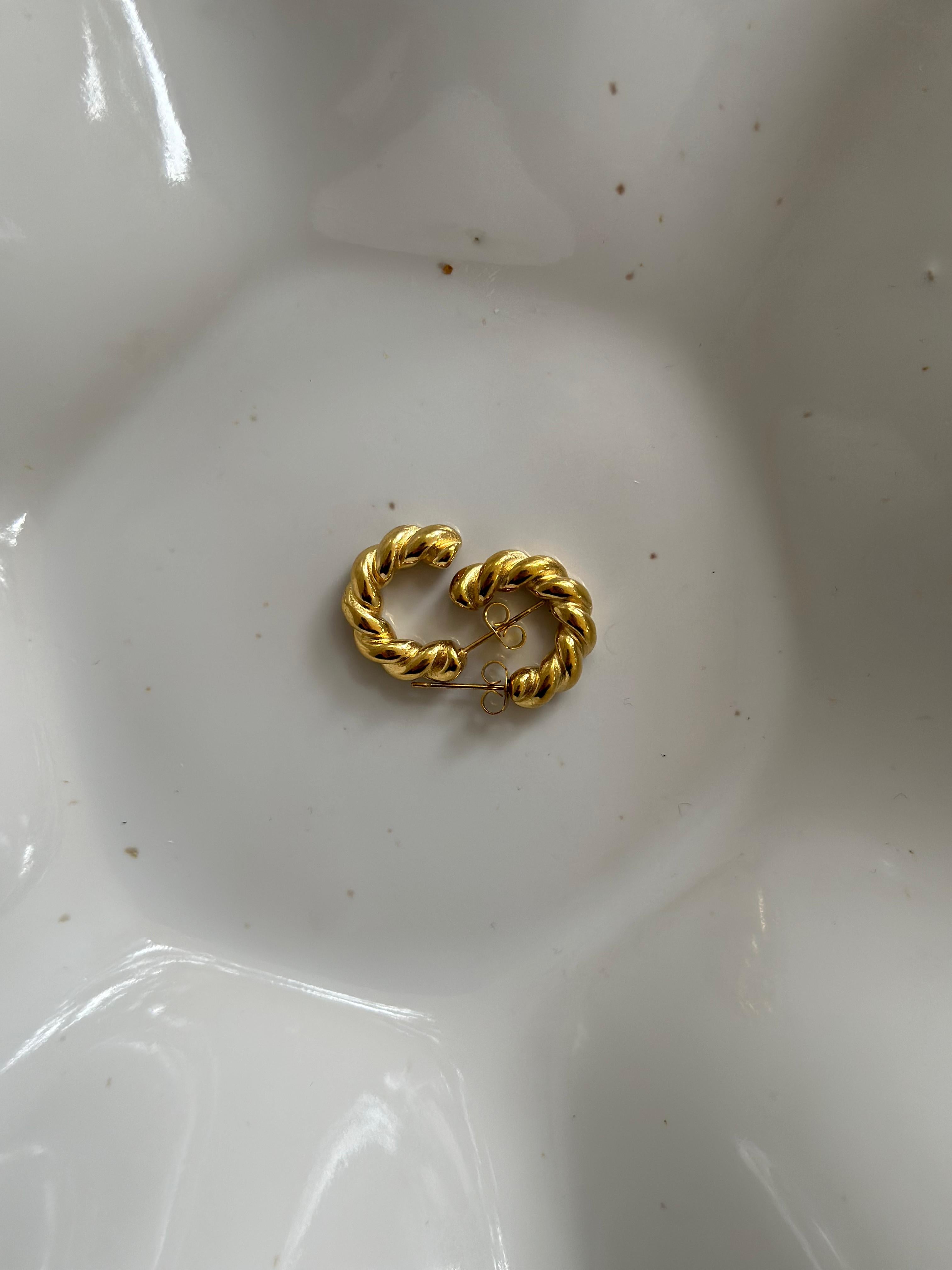 Boucles d'oreilles torsadées YUNALY · Plaqué or 18 carats · Acier inoxydable