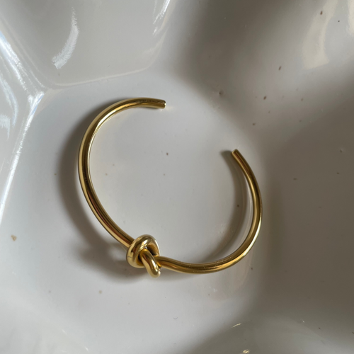Alira · Armreifen mit Knoten Detail · 18k vergoldet