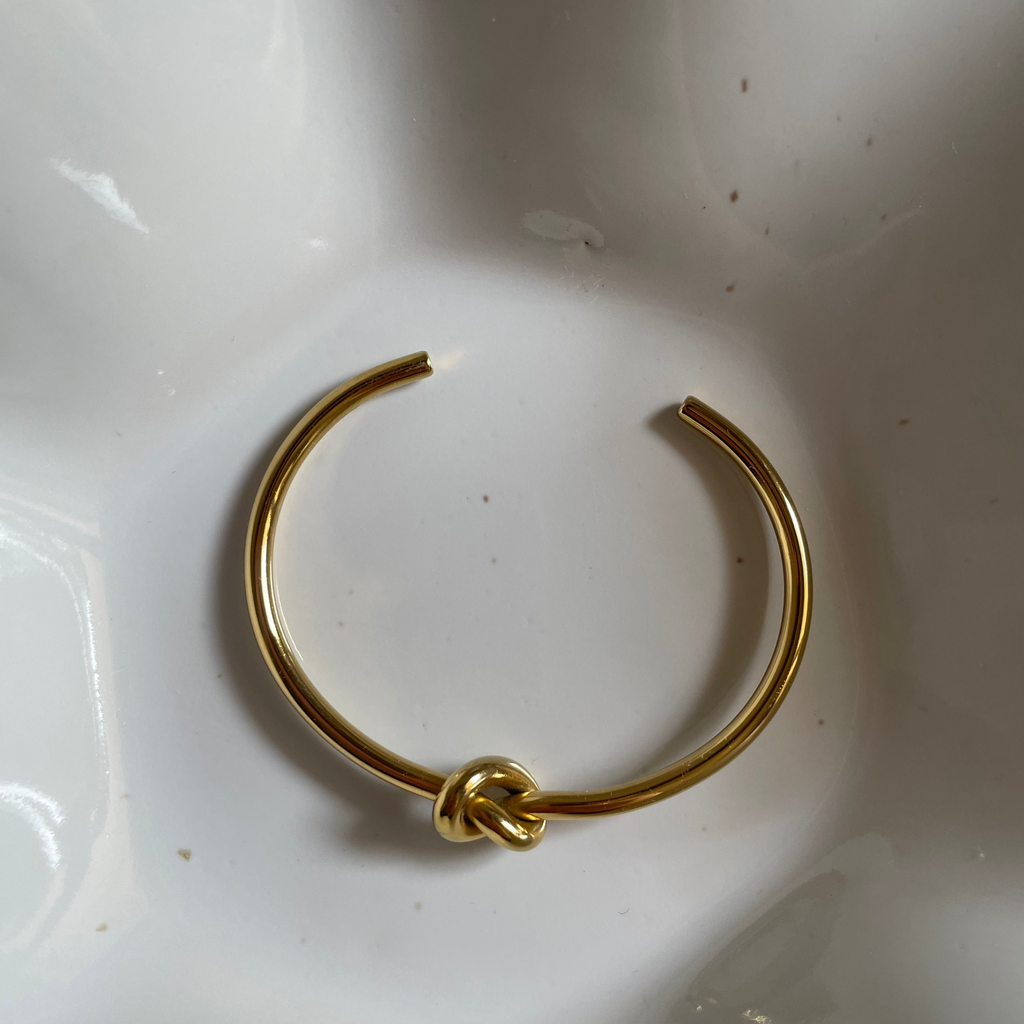 Alira · Armreifen mit Knoten Detail · 18k vergoldet