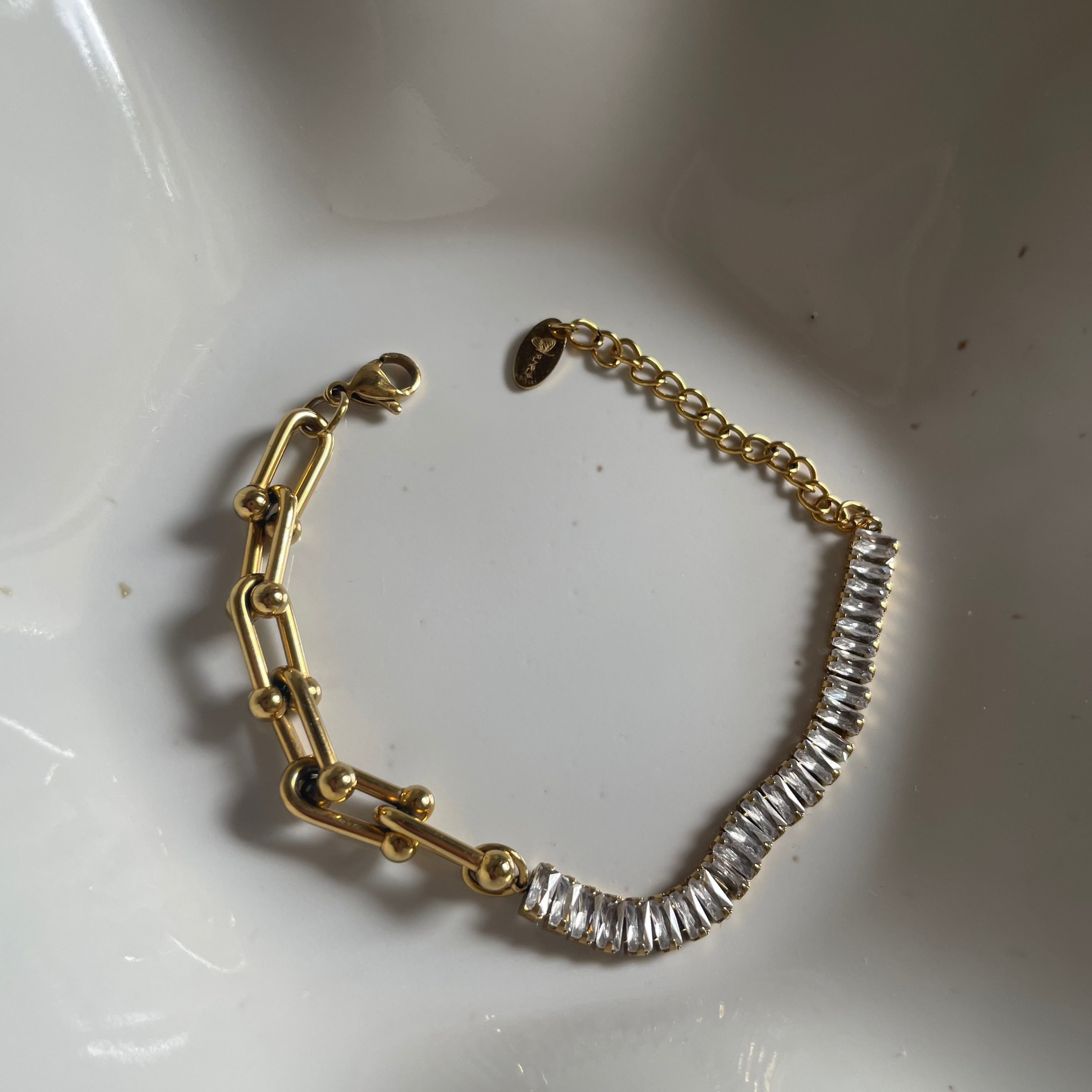 Laleen · Bracelet avec zircone et détail de chaîne · Plaqué or 18 carats
